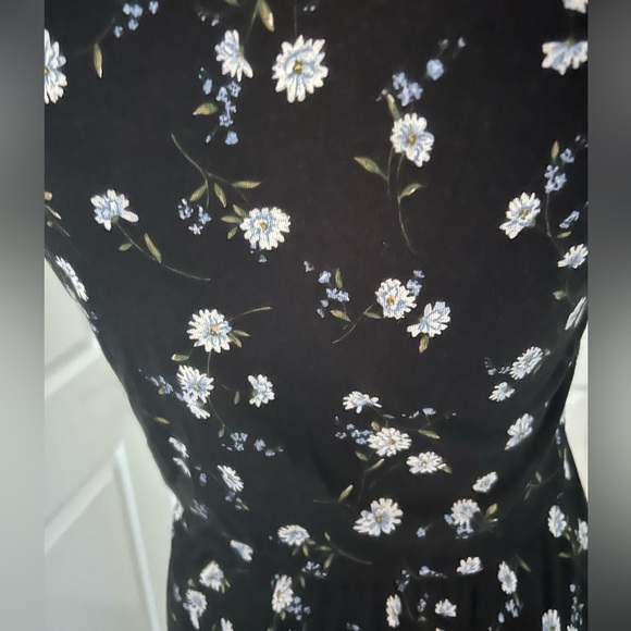Urban Outfitters Women’s Black V Neck Floral Midi Dress. Size Medium. - Picture 10 of 13